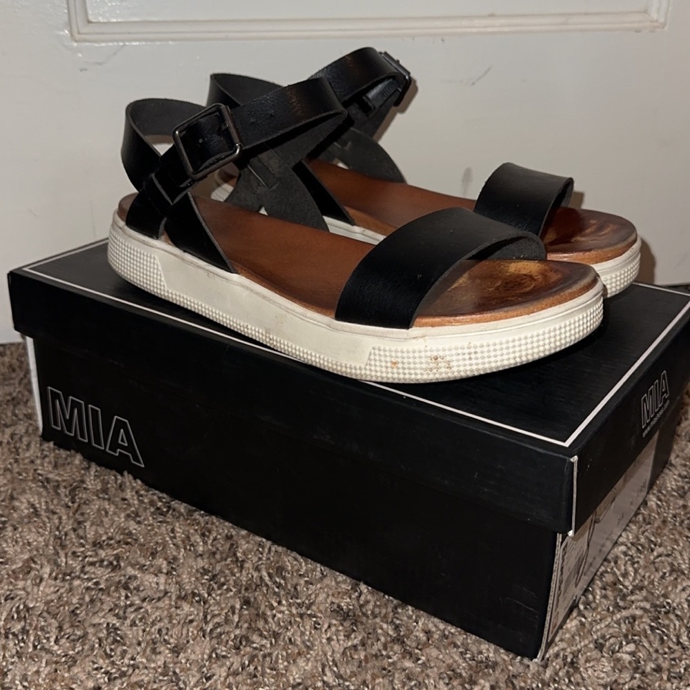 Mia sandals